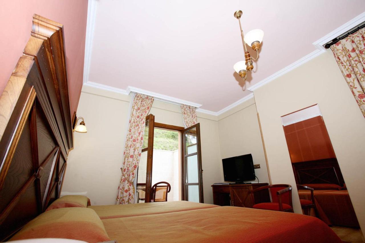 Hotel Imperion Onís Pokój zdjęcie